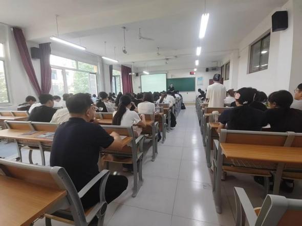 学院班子成员深入课堂听课巡课